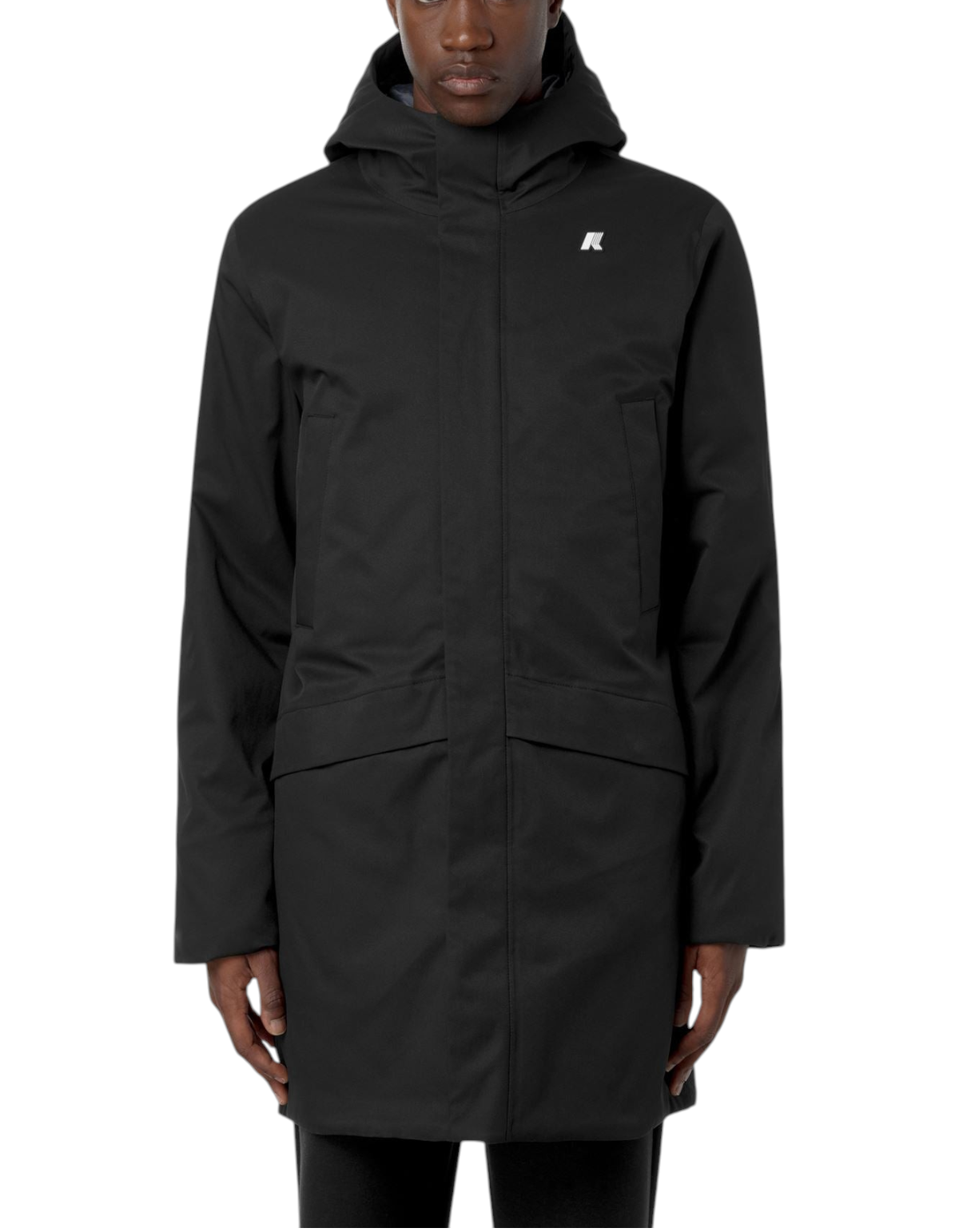 Modello indossa giacca tre quarti K-Way Jarno Twill Marmotta nera impermeabile con cappuccio, disponibile da DevidLabel