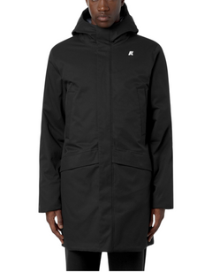 Modello indossa giacca tre quarti K-Way Jarno Twill Marmotta nera impermeabile con cappuccio, disponibile da DevidLabel