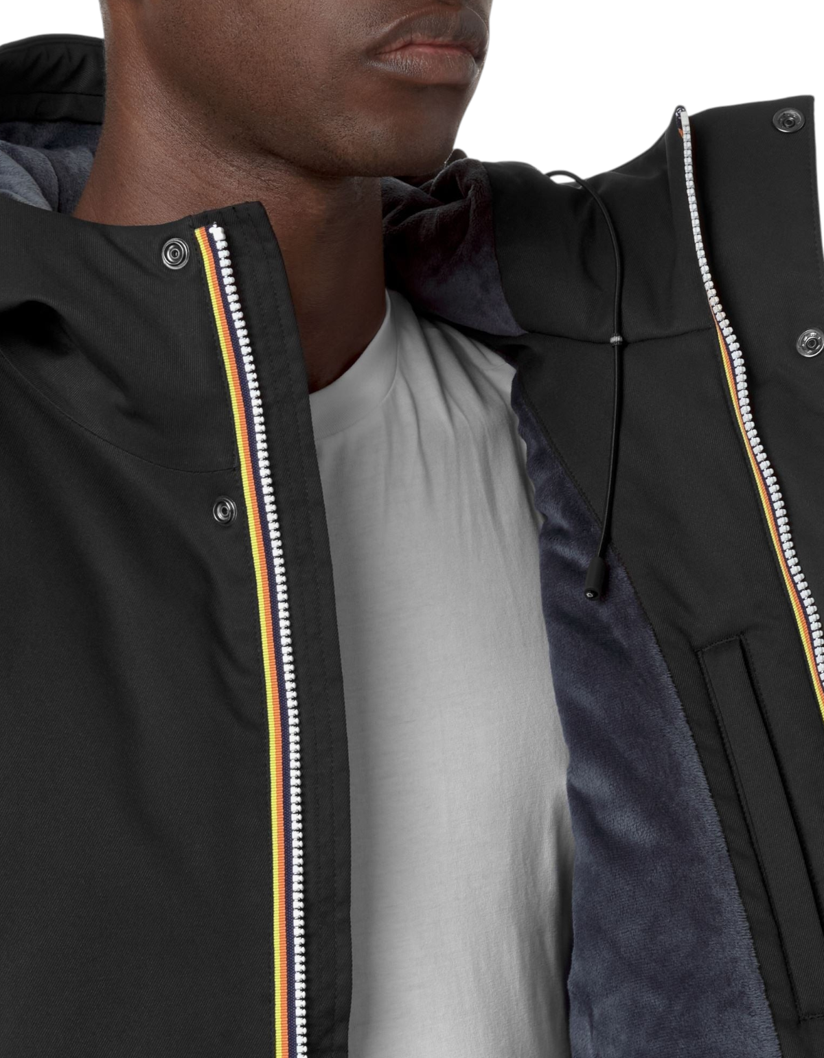 Giacca K-Way Jarno Twill Marmotta nera con interno blu e zip iconica indossata da un modello per DevidLabel