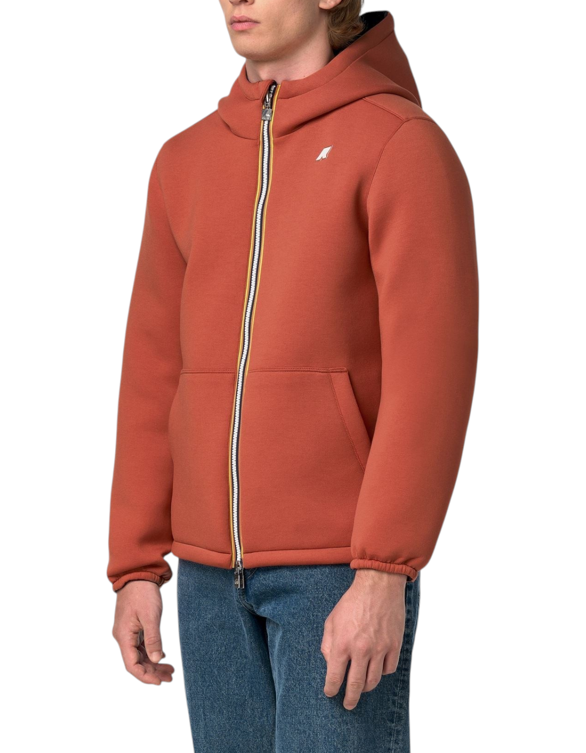 Giacca K-Way Jack Spacer Nylon Double color arancio ruggine indossata da un uomo con zip frontale e cappuccio