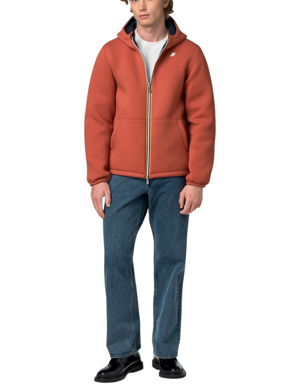 Modello indossa giacca K-Way Jack Spacer Nylon Double color arancione brunito e blu, stile urbano DevidLabel