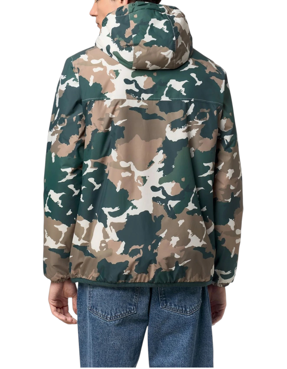 Giacca K-Way Claude Orsetto Graphic Camo indossata da un modello, vista posteriore, design tecnico con cappuccio