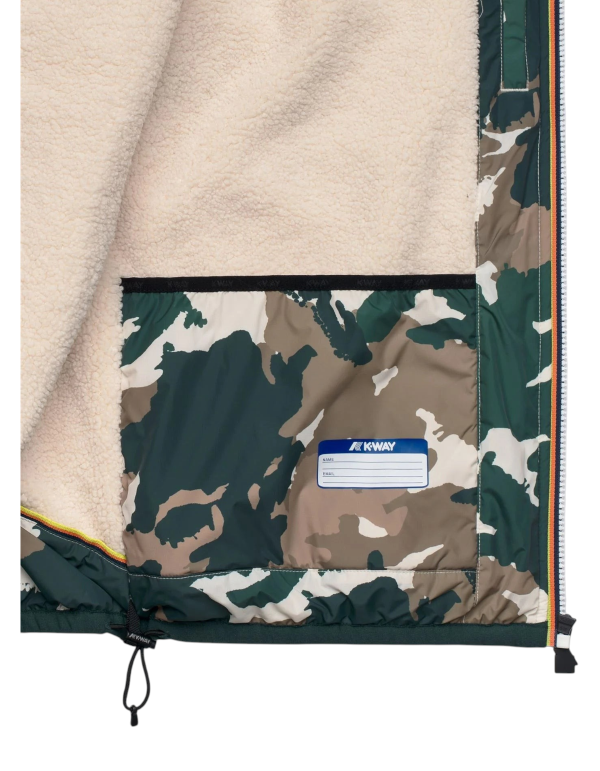 Dettaglio interno della giacca DevidLabel K-Way Claude Orsetto con fodera in pile color crema e tasca mimetica
