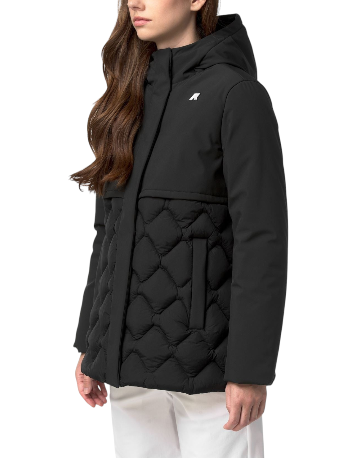 Modella indossa giacca K-Way Siphane Hybrid Warm Shell nera con trapuntatura frontale, proposta da DevidLabel