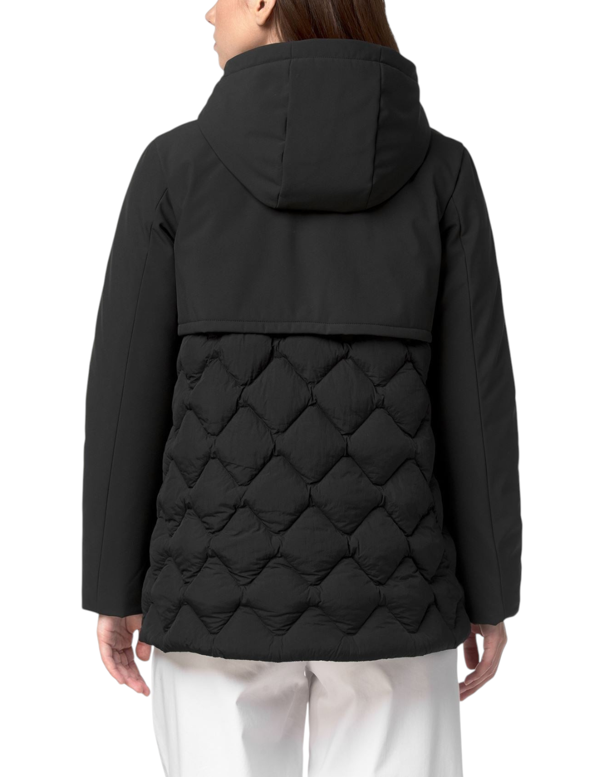 Vista posteriore della giacca K-Way Siphane Hybrid Warm Shell nera con pannello trapuntato, indossata da una donna.