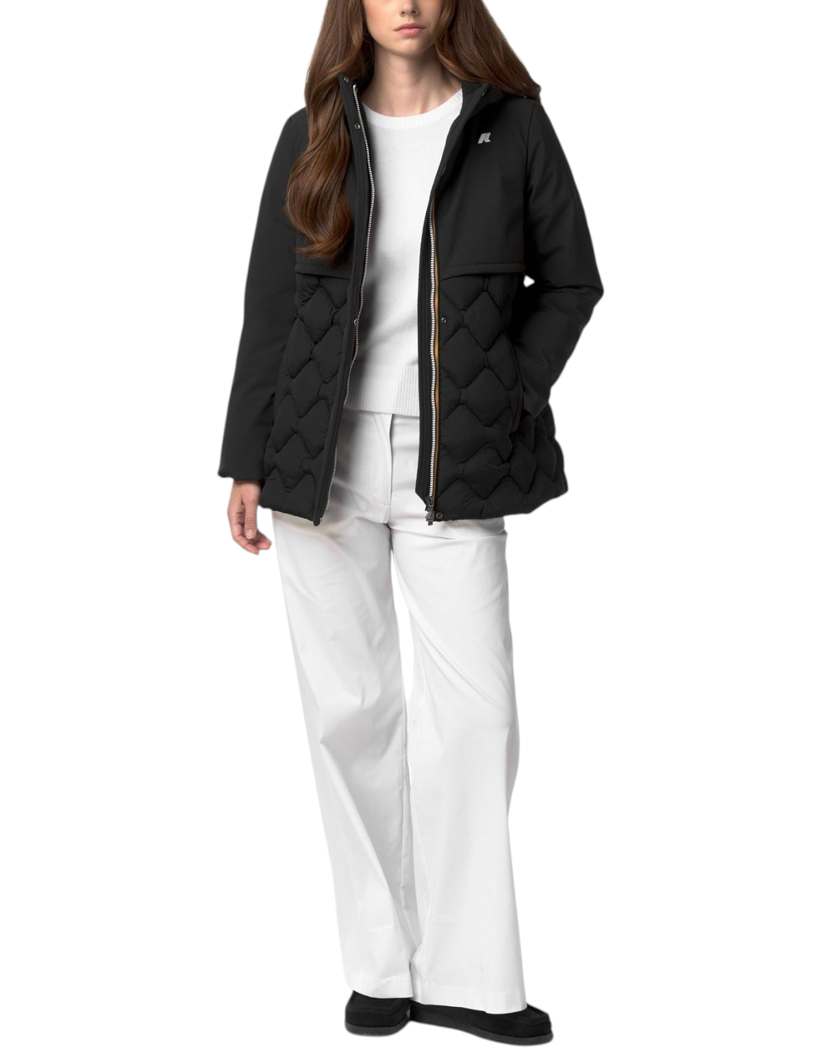 Modella indossa giacca K-Way Siphane Hybrid Warm Shell nera trapuntata con zip frontale, brand DevidLabel