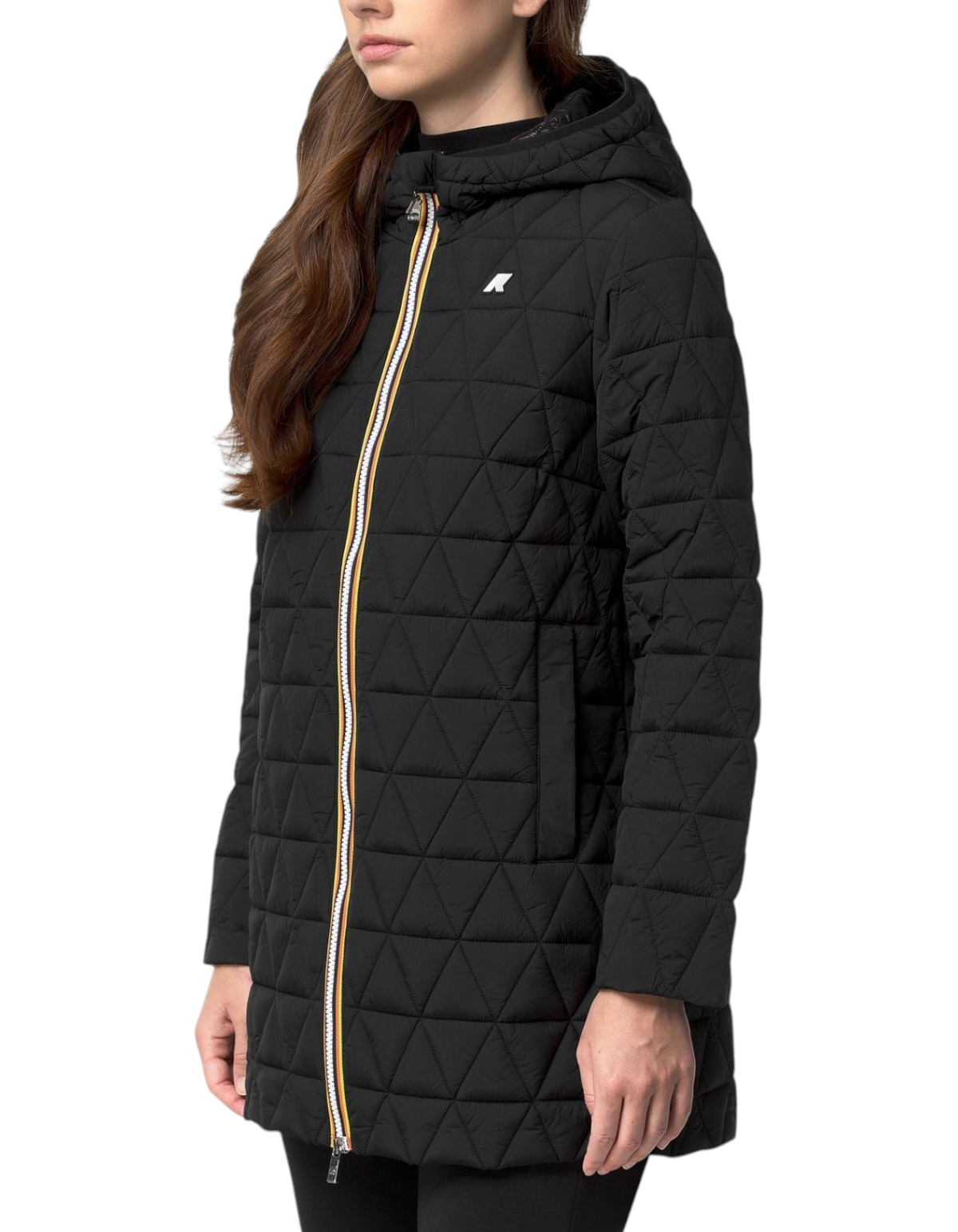 Modella indossa giacca K-Way Sophie Diamond Quilted Warm nera con trapuntatura a rombi, disponibile da DevidLabel