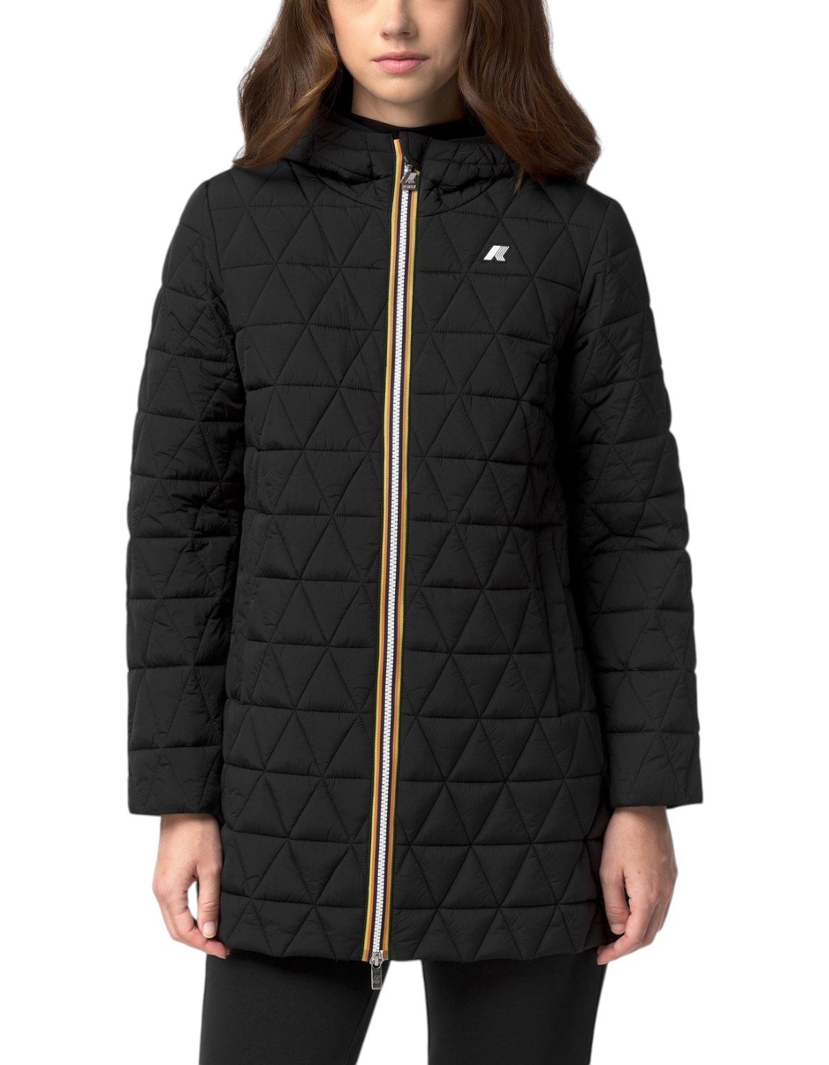 Modella indossa giacca K-Way Sophie Diamond Quilted Warm nera con trapuntatura a rombi e zip iconica DevidLabel