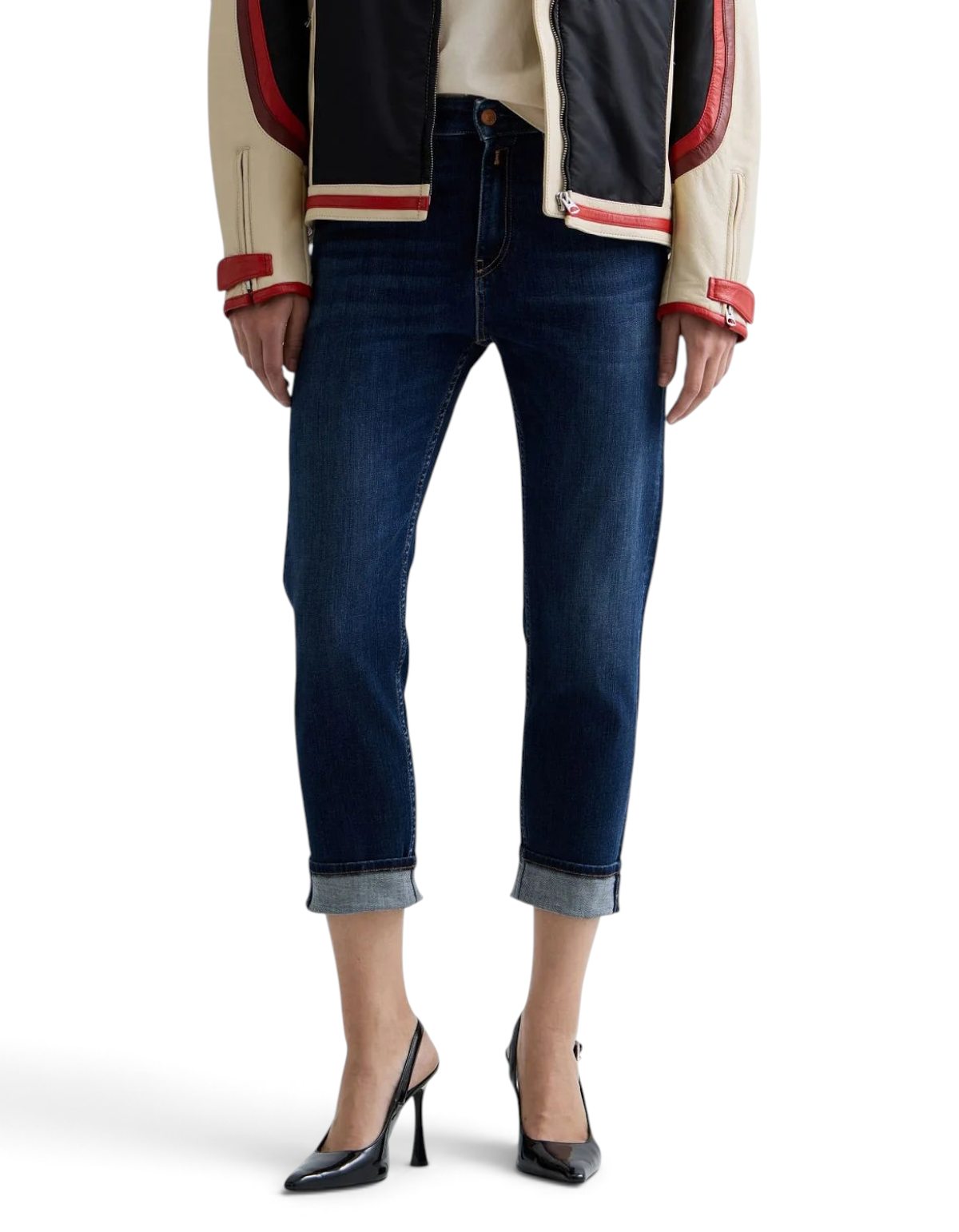 Jeans DevidLabel Marty Boy-Fit in denim stretch blu scuro con risvolto sul fondo, indossati con scarpe col tacco