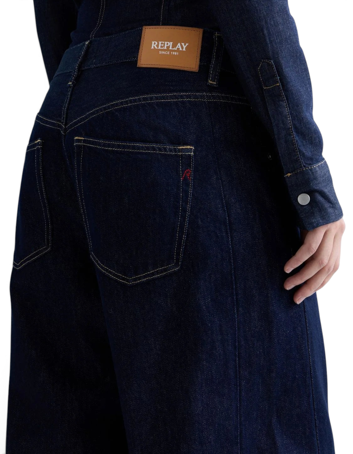 Jeans baggy DevidLabel Replay in denim blu scuro con etichetta in pelle sul retro e cuciture a contrasto
