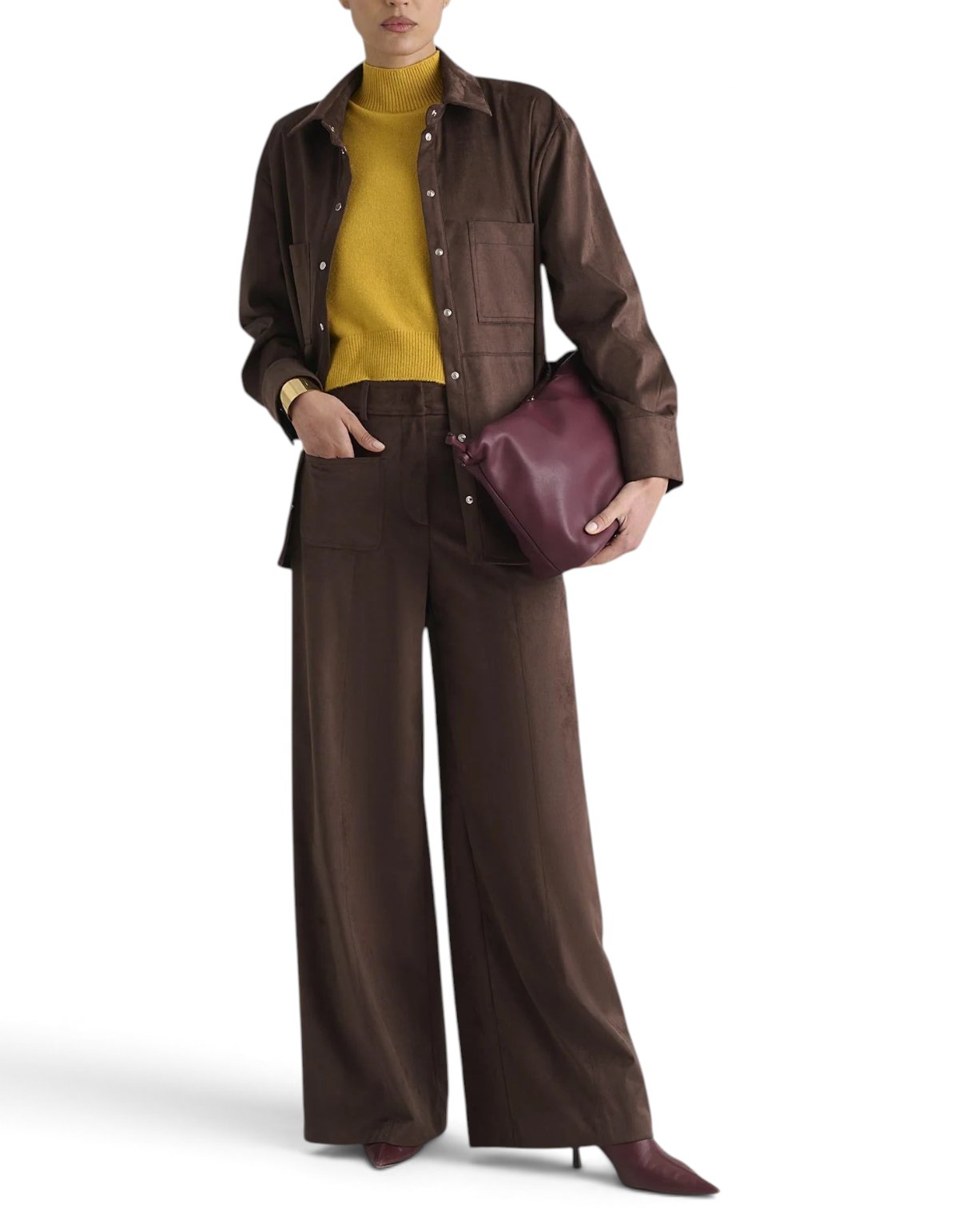 Modella indossa pantalone straight DevidLabel color potting soil con camicia abbinata e maglia gialla a collo alto