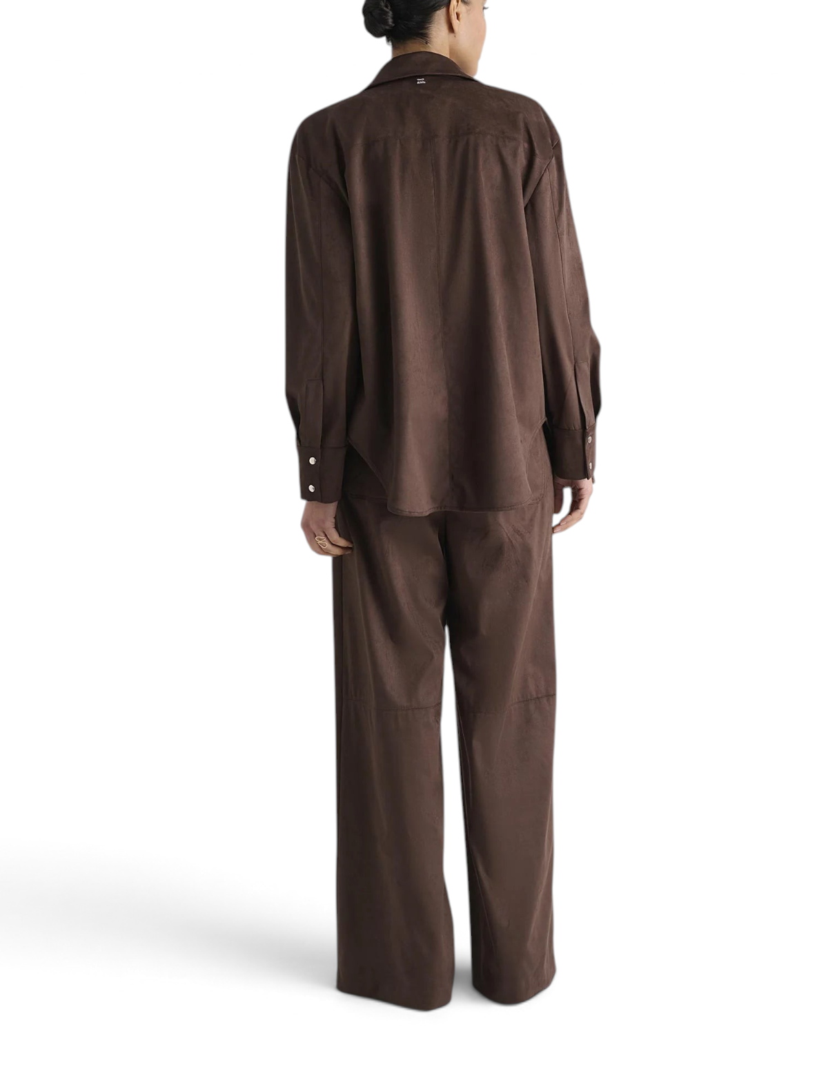 Modella di spalle indossa completo DevidLabel composto da camicia e pantalone straight color marrone potting soil