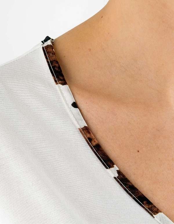 Devid Label Austin - T-shirt Scollo V - Cow Print, Bianco – dettaglio prodotto 2 – Master SKU DL_V COLLAR COW BIANCO