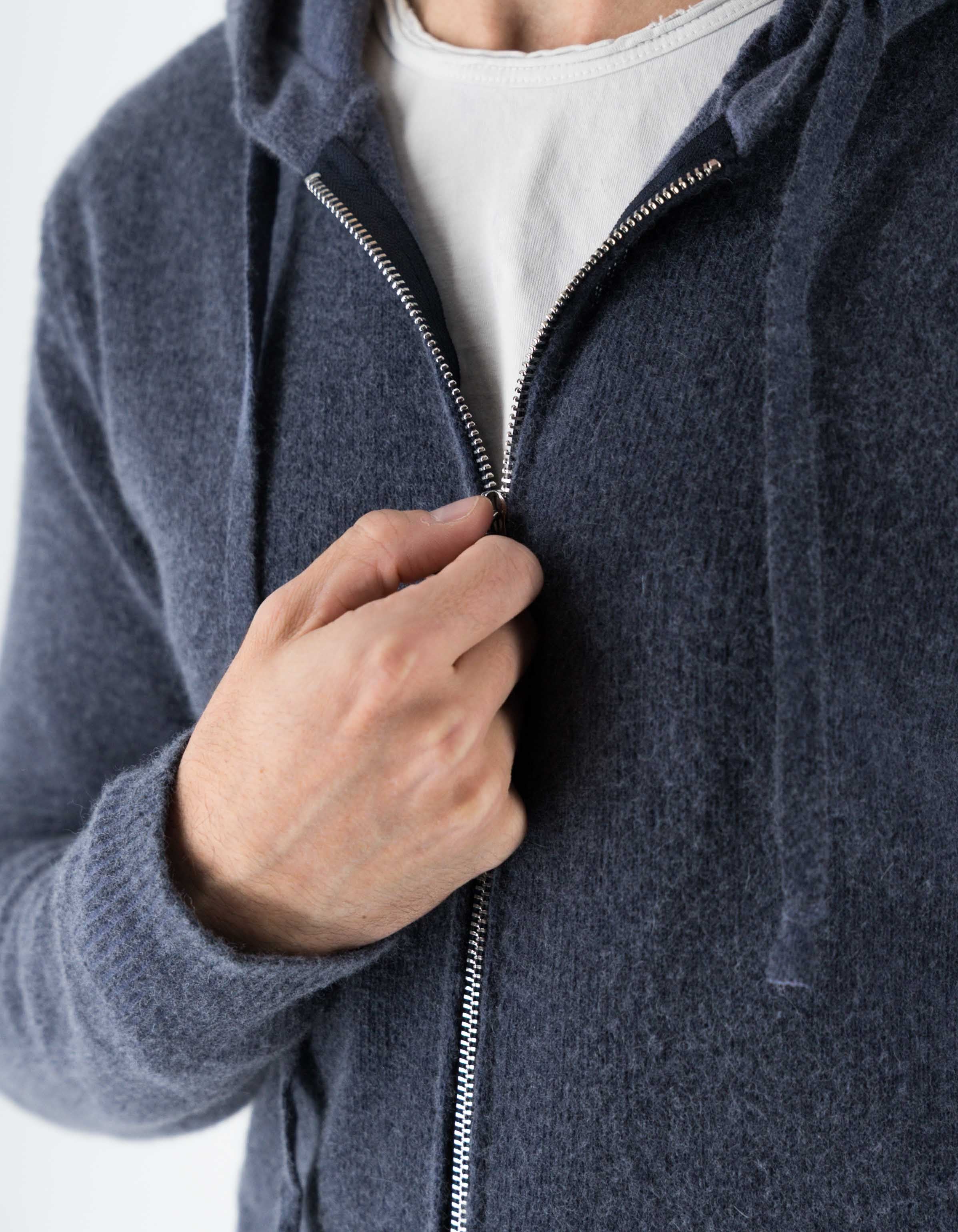 Devid Label Goteborg - Maglia Zip con Cappuccio - Lana Cashmere, Blu Notte – dettaglio prodotto 2 – Master SKU DL_DL010_BLU_NOTTE