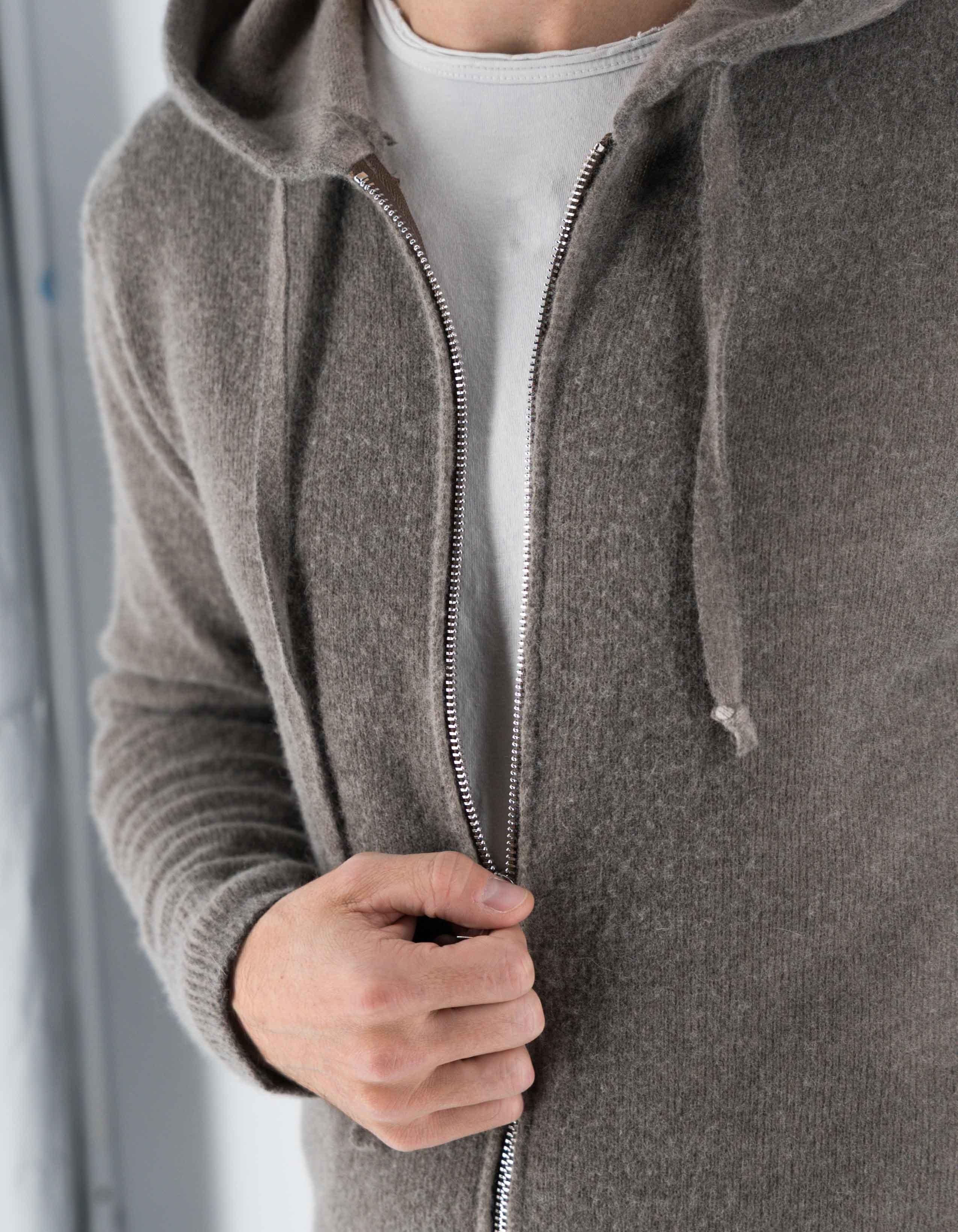 Devid Label Goteborg - Maglia Zip con Cappuccio - Lana Cashmere, Tortora – dettaglio prodotto 2 – Master SKU DL_DL010_TORTORA