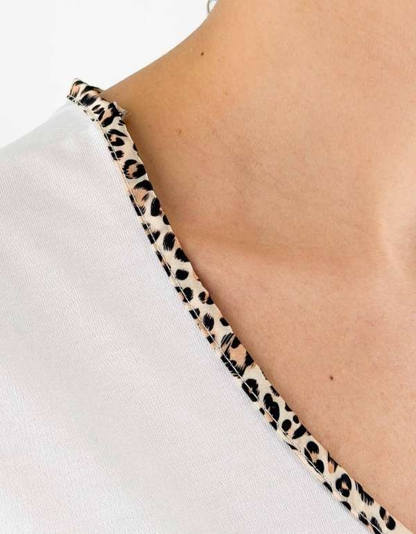 Devid Label Nairobi - T-shirt Scollo V - Leo Print, Bianco – dettaglio prodotto 2 – Master SKU DL_V COLLAR LEO BIANCO
