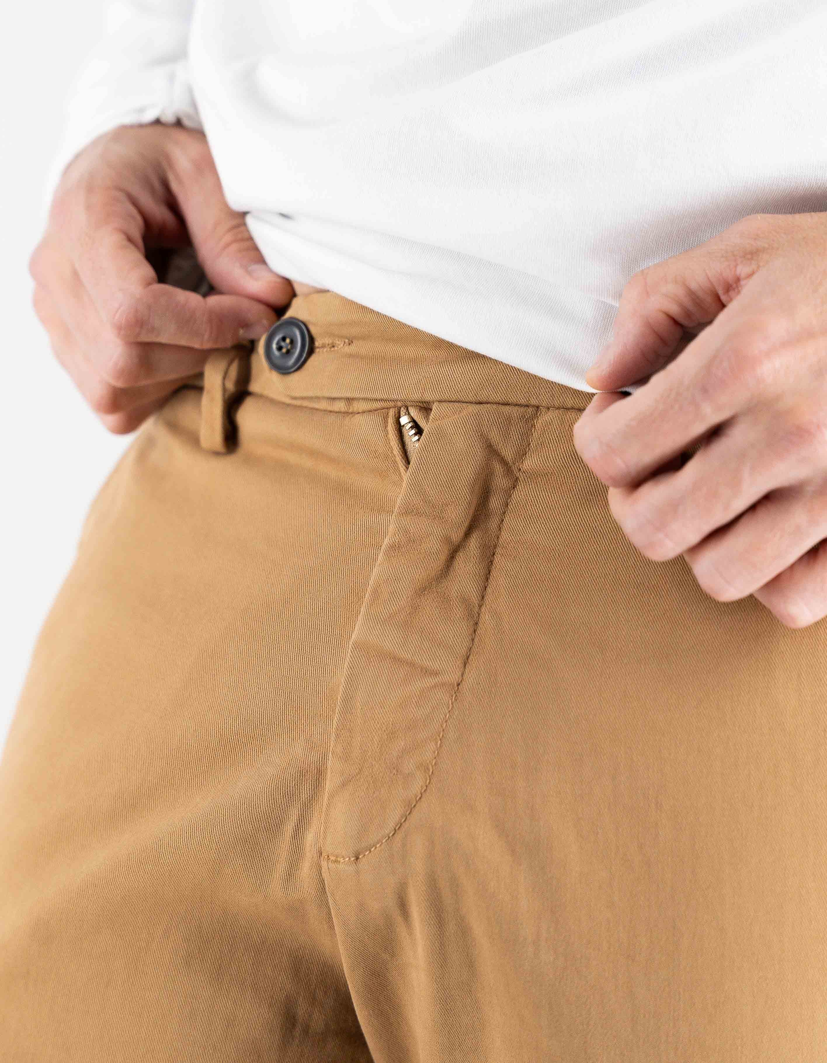 Devid Label Stanford - Pantalone Chino - Classic, Camel – dettaglio prodotto 2 – Master SKU DL_CHINO_IMP_ESS1030-COL108