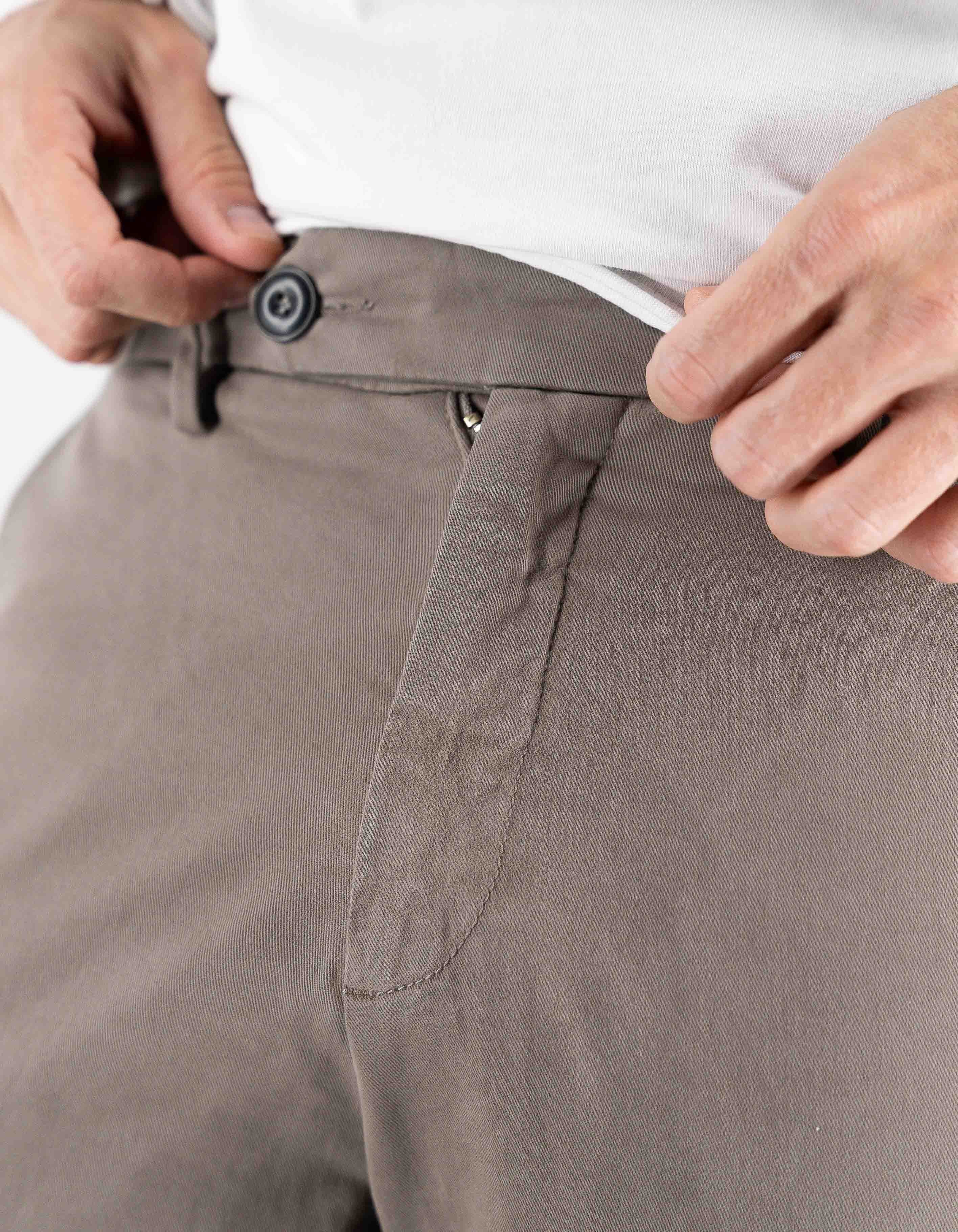 Devid Label Stanford - Pantalone Chino - Classic, Tortora – dettaglio prodotto 2 – Master SKU DL_CHINO_IMP_ESS1030-TORTORA