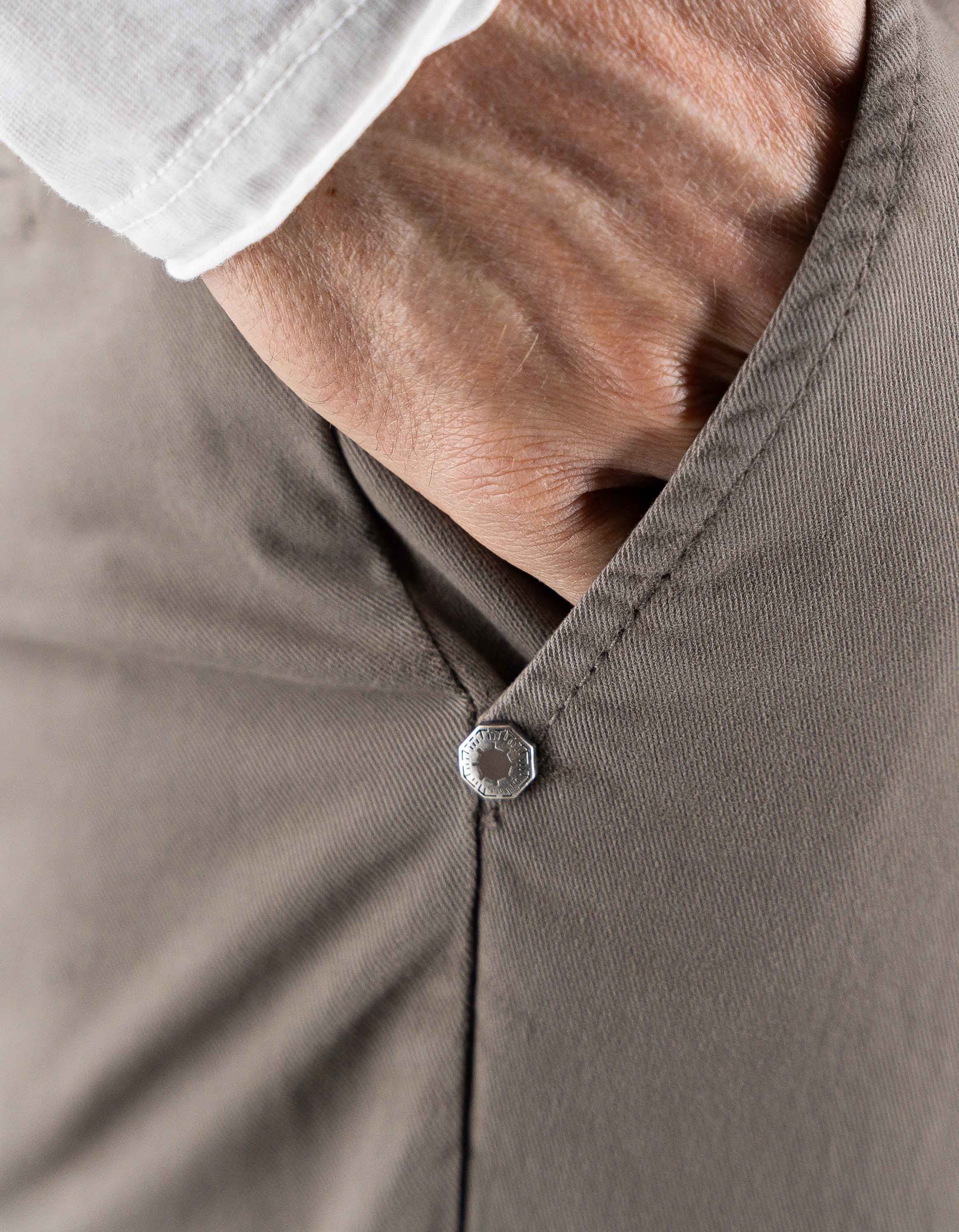 Devid Label Stanford - Pantalone Chino - Classic, Tortora – dettaglio prodotto 3 – Master SKU DL_CHINO_IMP_ESS1030-TORTORA