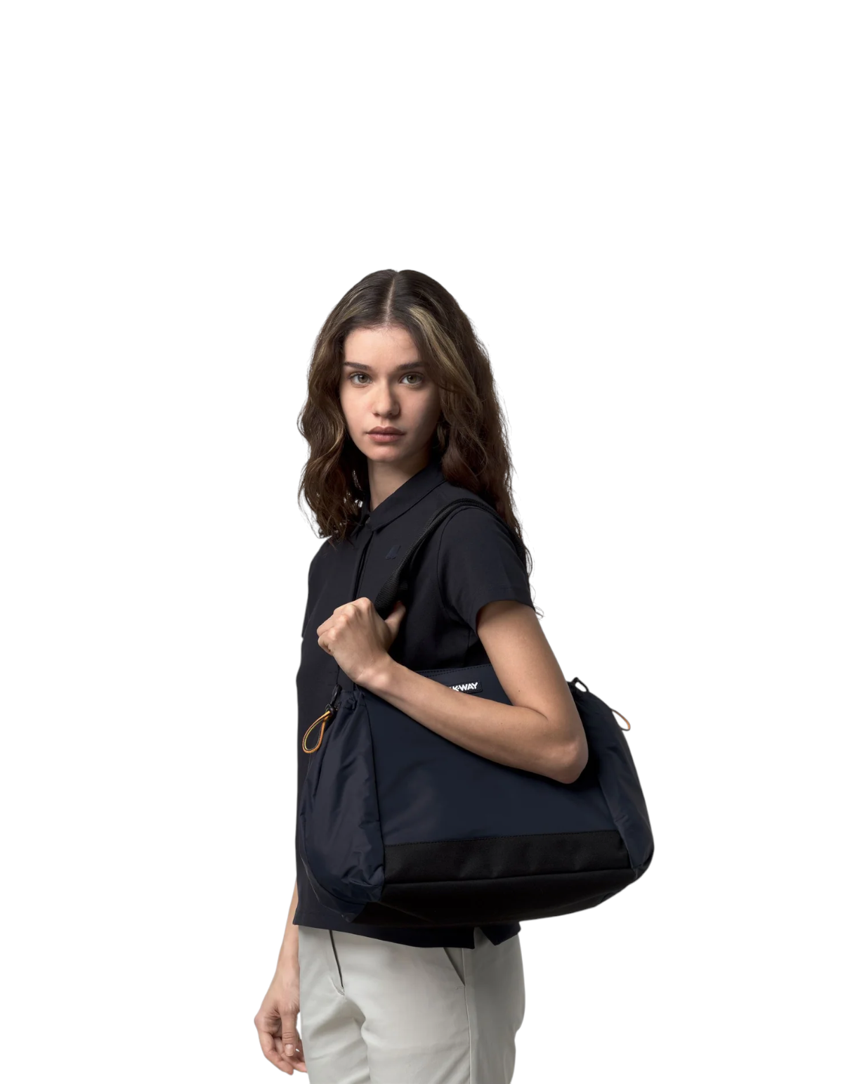 Modella indossa la borsa DevidLabel K-Way Aisy in colore Blue Depth, design compatto e funzionale per uso quotidiano.