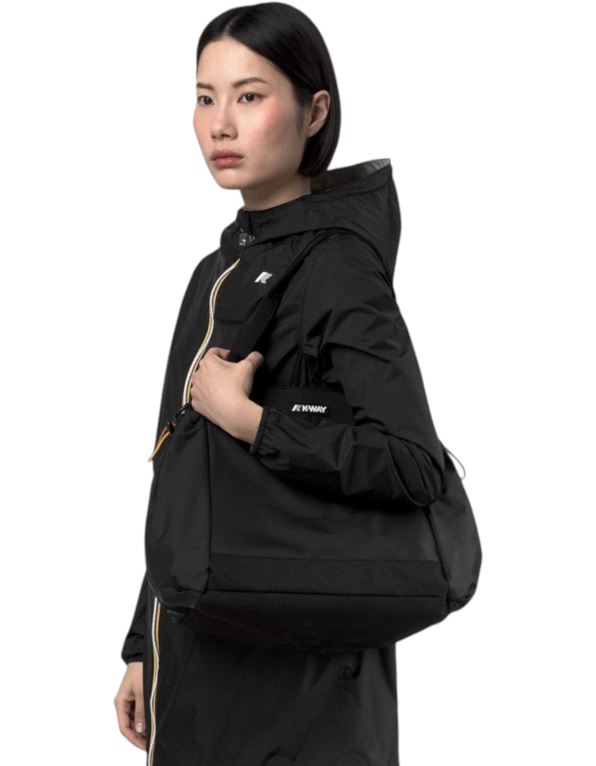 Modella indossa la borsa K-Way Aisy Black Pure di DevidLabel, accessorio nero funzionale con logo distintivo