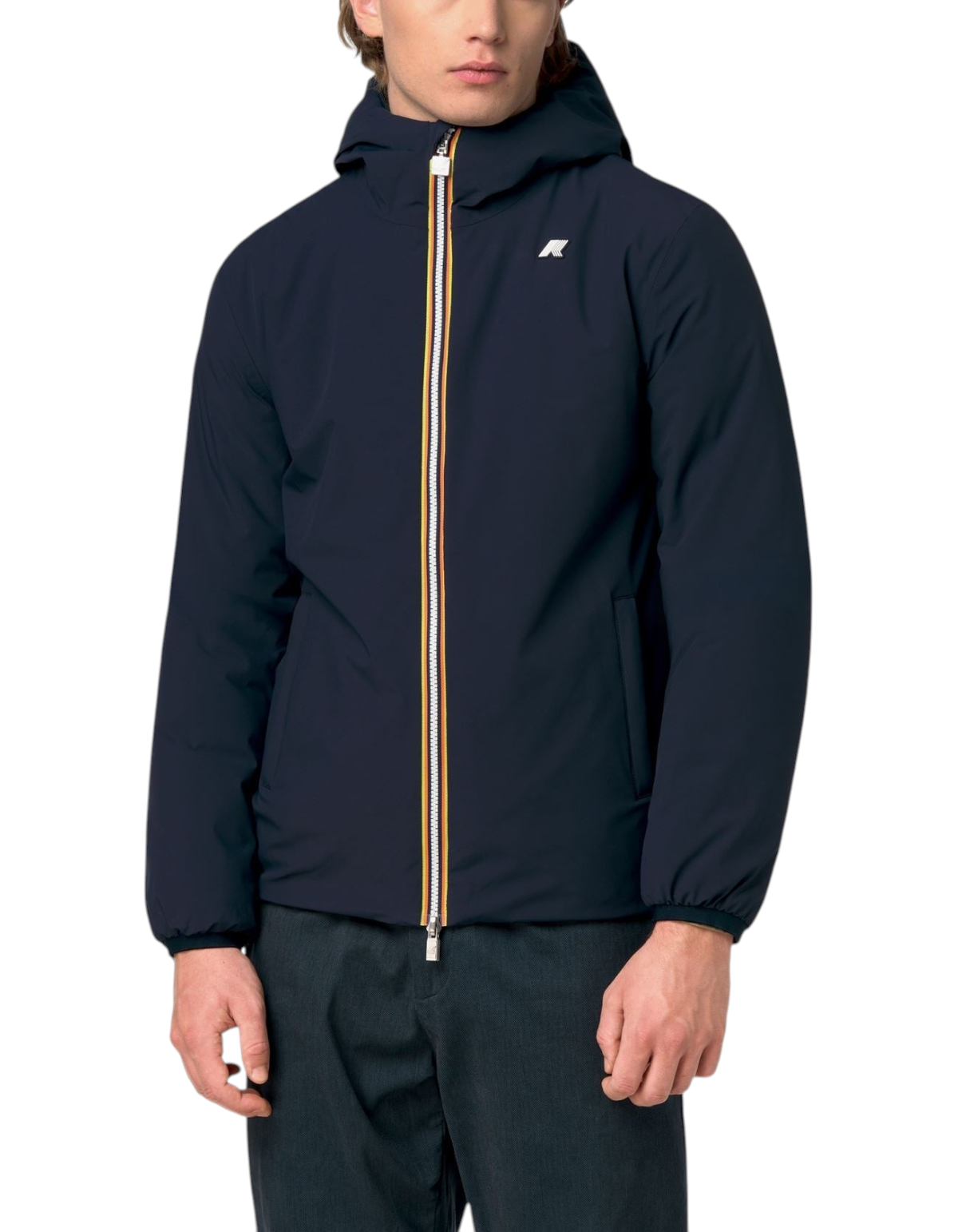 Giacca K-Way Jack ST Warm Double blu scuro indossata da un modello, con zip iconica multicolore e cappuccio