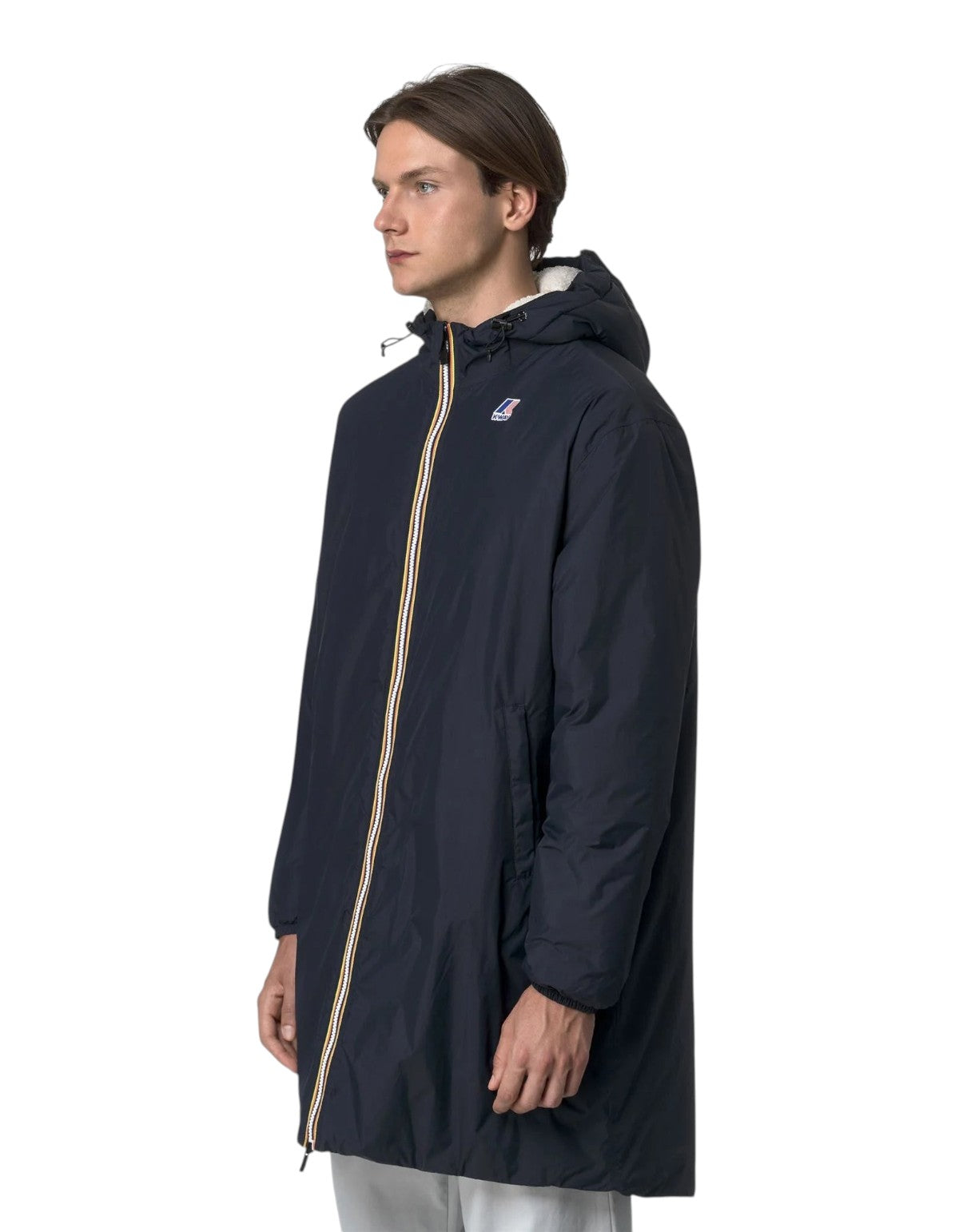 Modello indossa giacca K-Way Le Vrai 4.0 Eiffel East Orsetto blu scuro con interno in pile da DevidLabel
