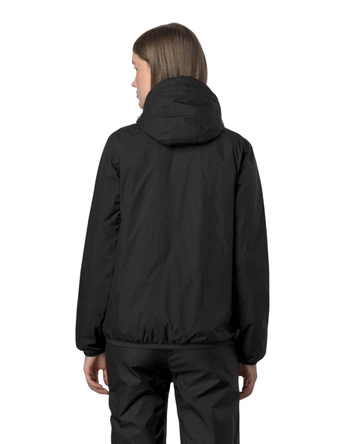 Modella di spalle indossa giacca K-Way Le Vrai 4.0 Claude Warm blu scuro con cappuccio, proposta da DevidLabel