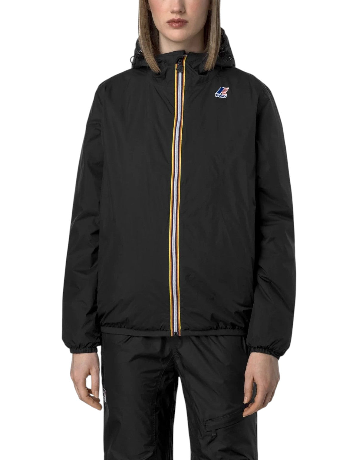 Modella indossa giacca K-Way Le Vrai 4.0 Claude Warm blu scuro con zip iconica e cappuccio, proposta da DevidLabel.