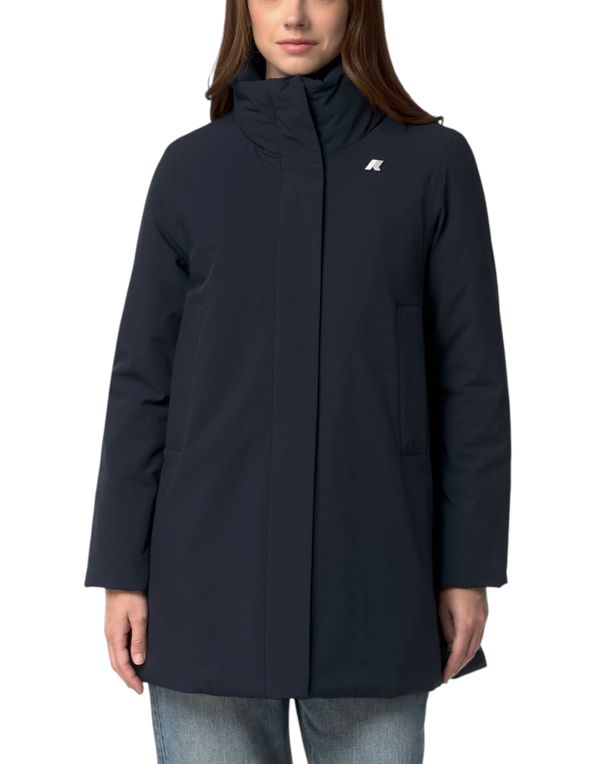 Modella indossa giacca invernale K-Way Marla ST Warm color Blue Depth con collo alto e logo sul petto
