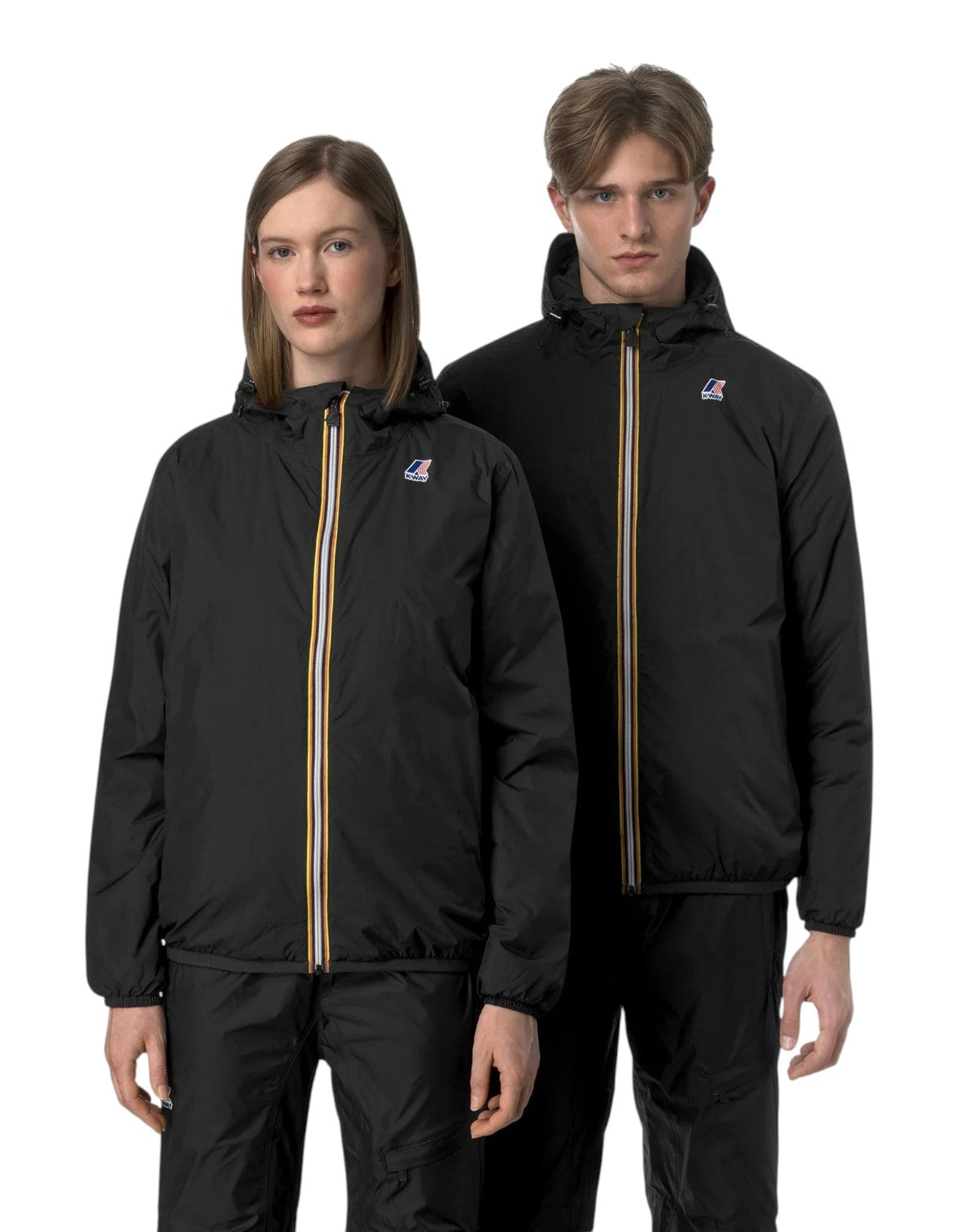 Modello e modella indossano la giacca unisex DevidLabel K-Way Le Vrai 4.0 Claude Warm in colore Blue Depth