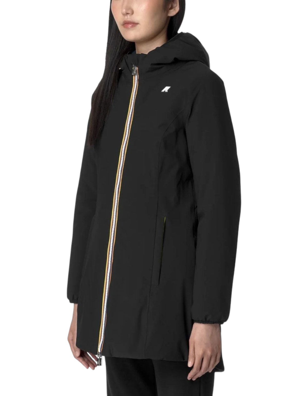 Modella indossa giacca K-Way Denise ST Warm Double nera con zip iconica multicolore e cappuccio, stile urbano