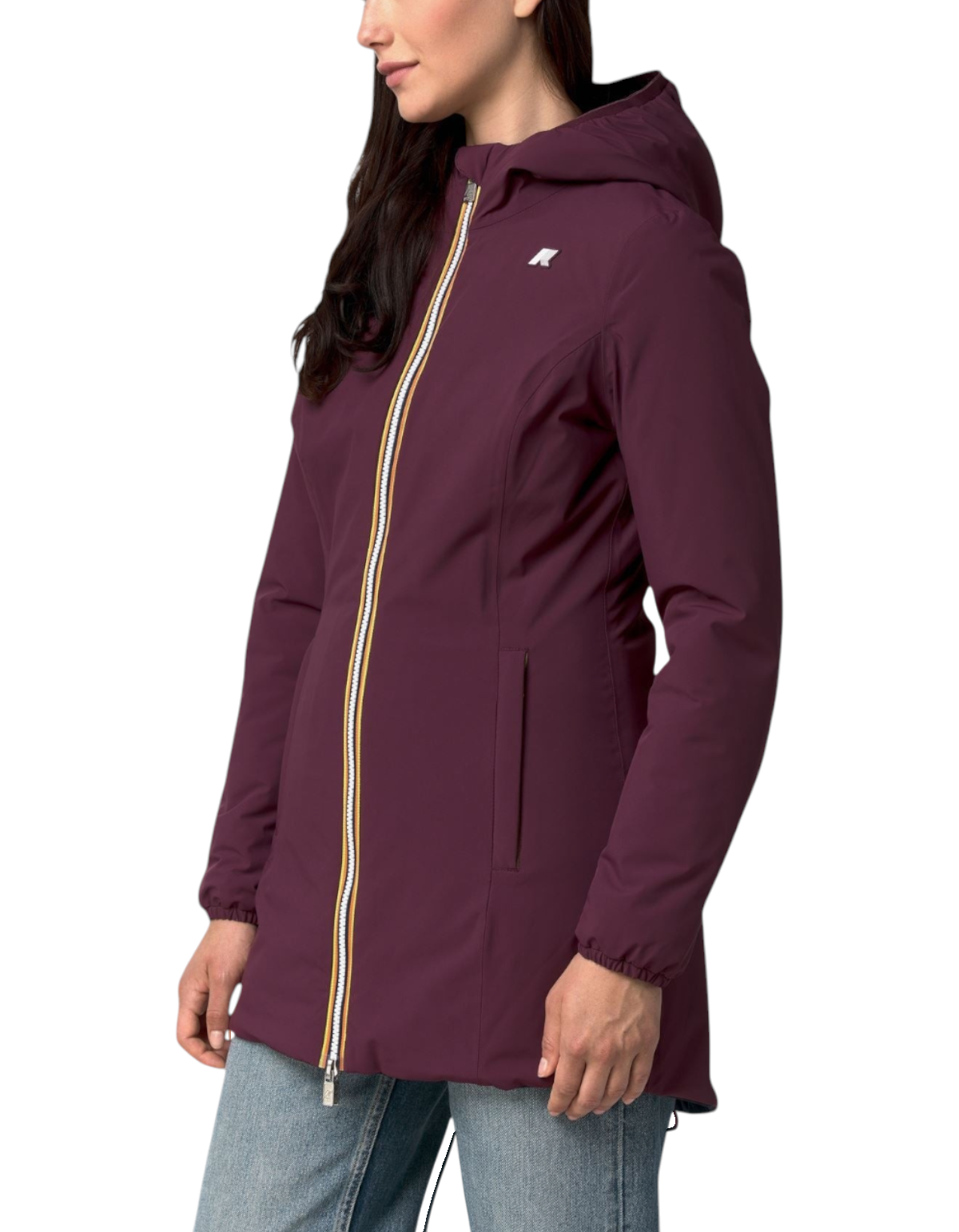 Modella indossa giacca K-Way Denise ST Warm Double color viola malva e blu, design tecnico con cappuccio e zip