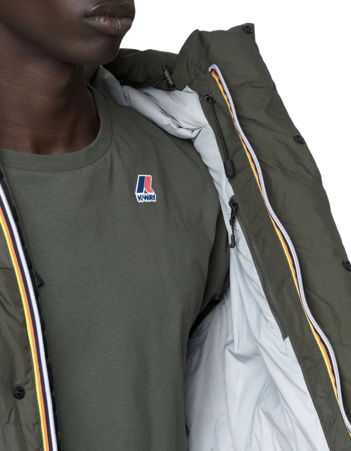 Giacca K-Way Le Vrai 4.0 Aurele Heavy Warm color Green Blackish indossata, dettaglio della zip iconica e logo DevidLabel