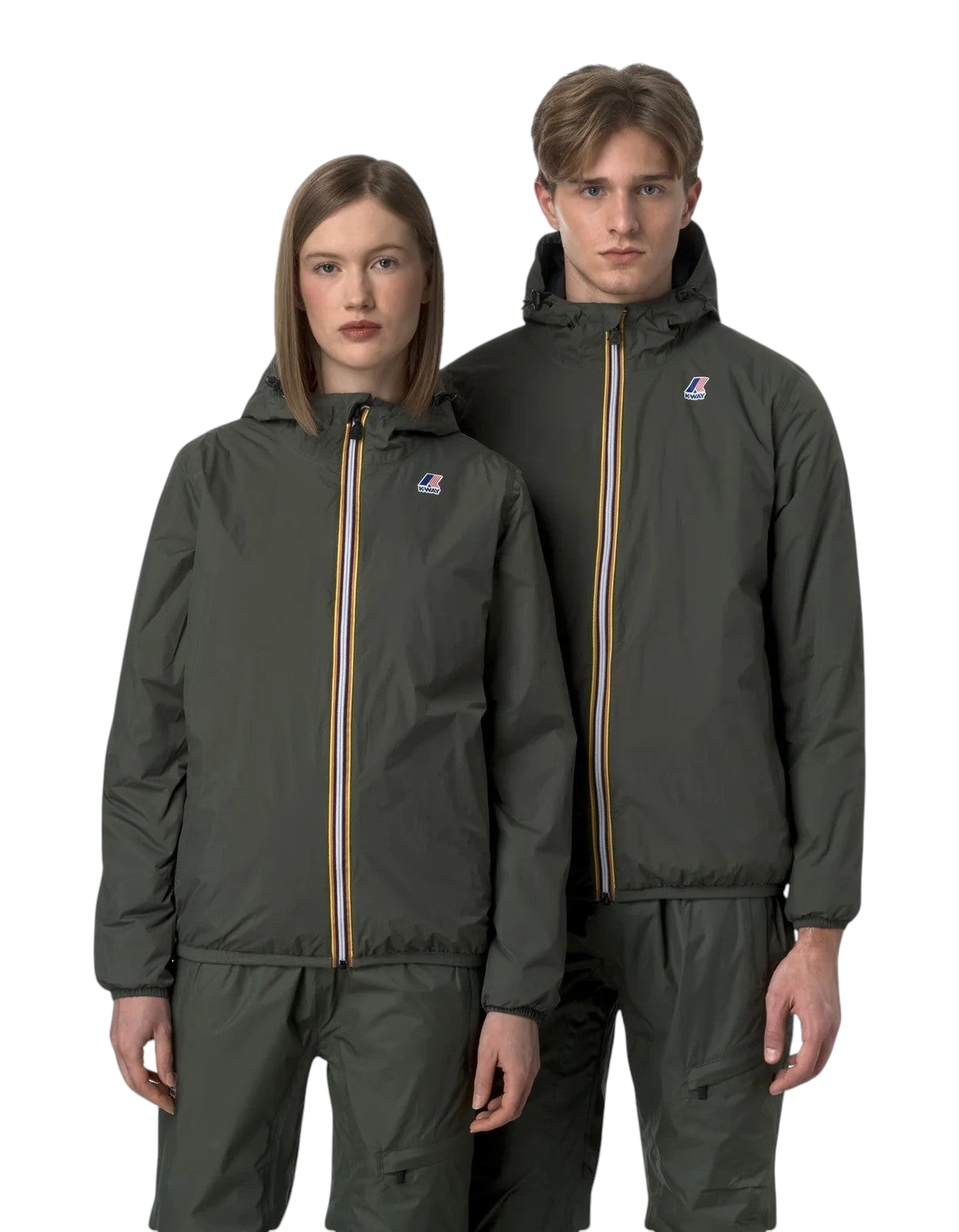 Modelli indossano la giacca K-Way Le Vrai 4.0 Claude Warm color Green Blackish di DevidLabel con zip iconica