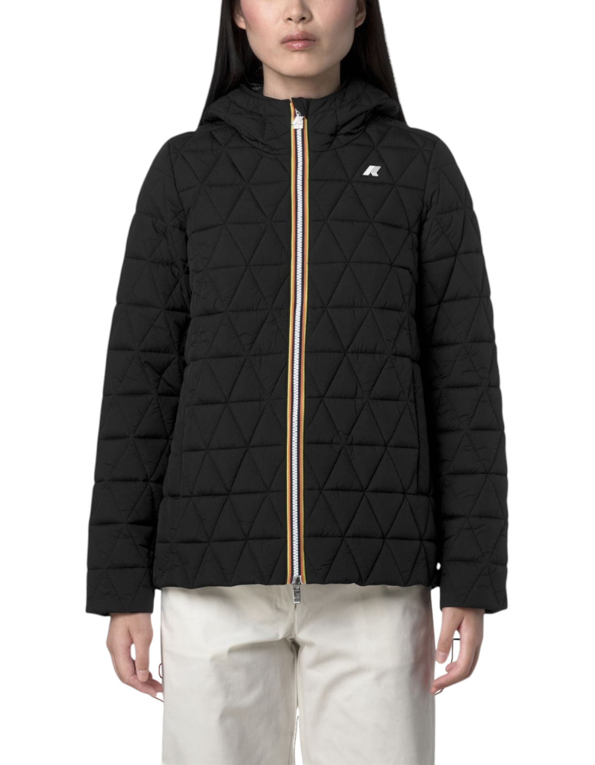 Modella indossa la giacca K-Way Madlaine Diamond Quilted Warm nera con trapuntatura a rombi e zip iconica DevidLabel