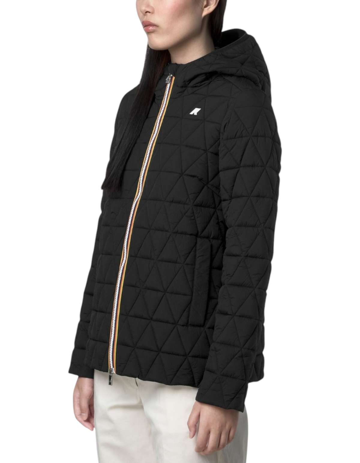 Modella indossa giacca K-Way Madlaine Diamond Quilted Warm nera con trapuntatura a rombi e zip iconica DevidLabel