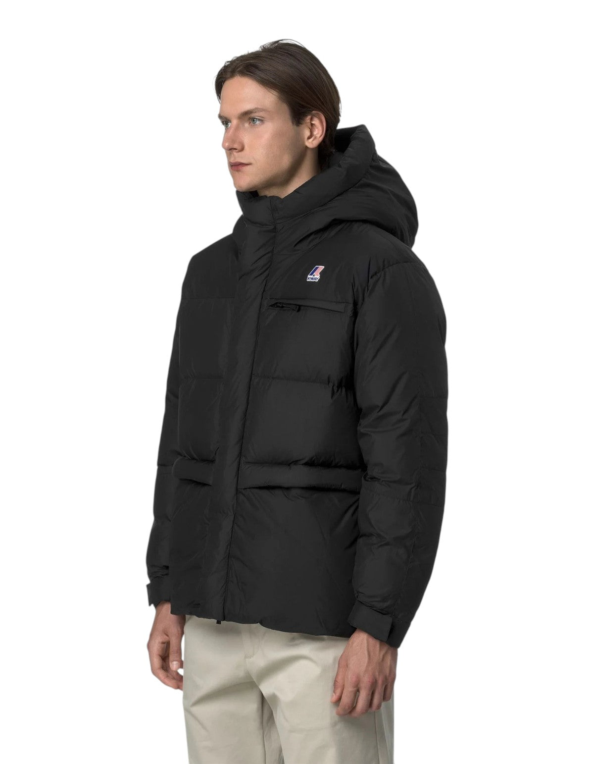 Modello indossa giacca K-Way Le Vrai 4.0 Aurele Heavy Warm nera con cappuccio, proposta da DevidLabel