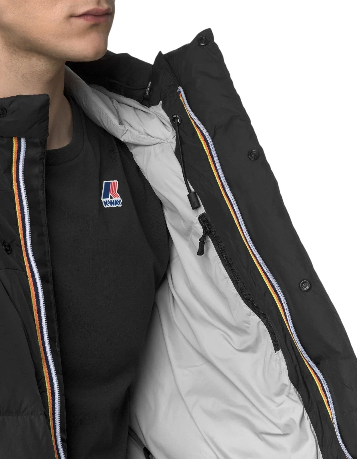Giacca K-Way Le Vrai 4.0 Aurele Heavy Warm nera con interno grigio chiaro, indossata da un modello, DevidLabel