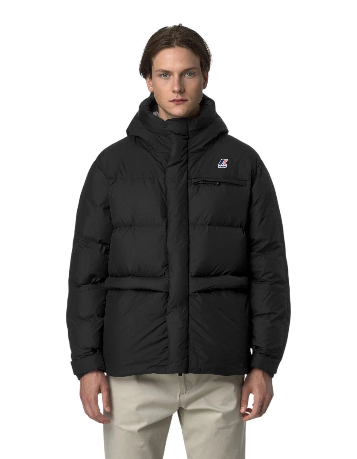 Modello indossa giacca imbottita DevidLabel K-Way Le Vrai 4.0 Aurele Heavy Warm nera con cappuccio e logo sul petto
