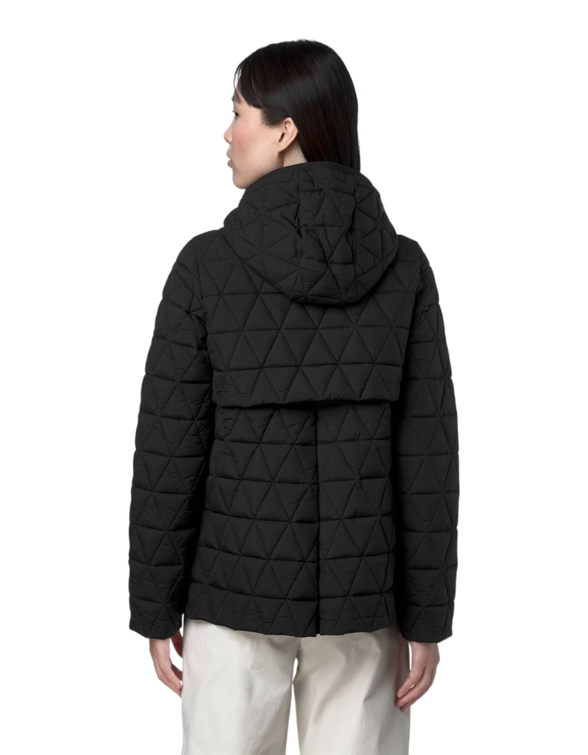 Modella indossa giacca K-Way Madlaine Diamond Quilted Warm nera con cappuccio, vista posteriore, da DevidLabel