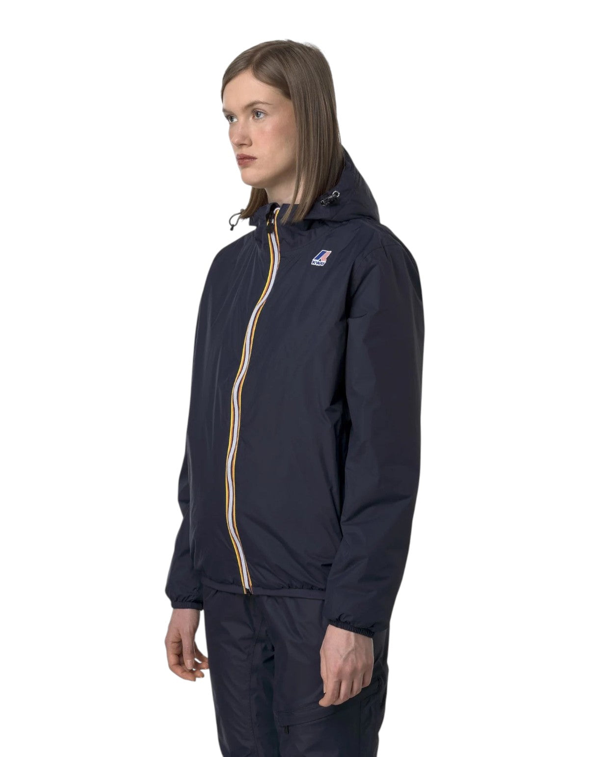 Modella indossa giacca K-Way Le Vrai 4.0 Claude Warm nera con zip iconica, proposta da DevidLabel