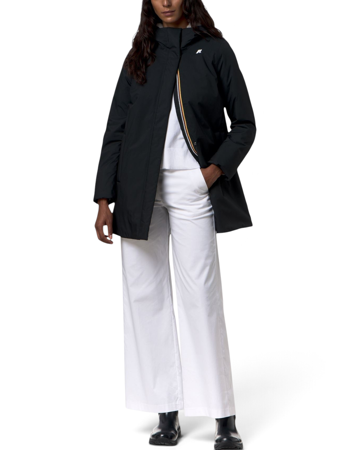 Modella indossa giacca K-Way Sophie Twill Soft Beaver nera con zip iconica, collezione DevidLabel autunno inverno