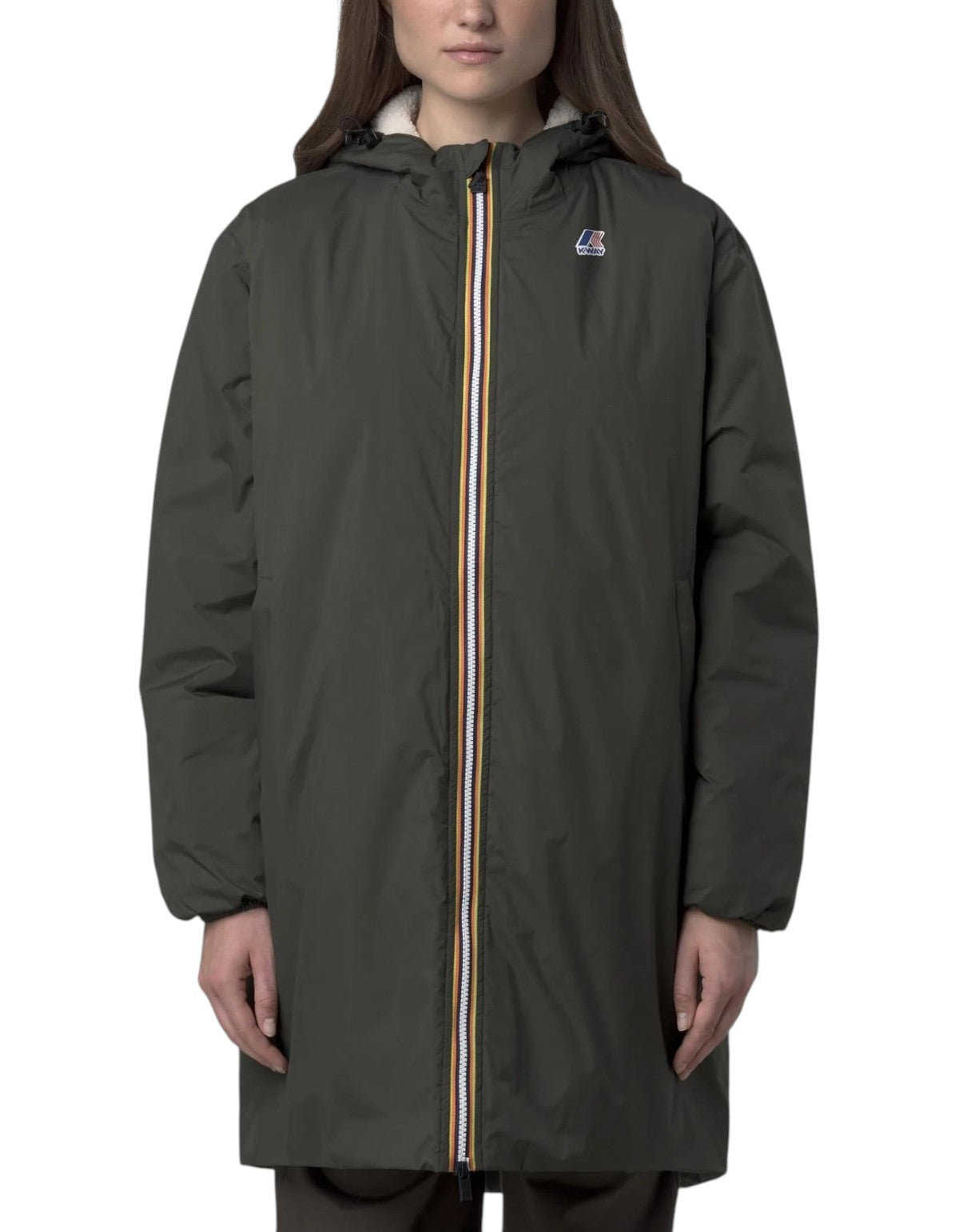 Modella indossa giacca K-Way DevidLabel Le Vrai 4.0 Eiffel Orsetto verde scuro con zip iconica e cappuccio