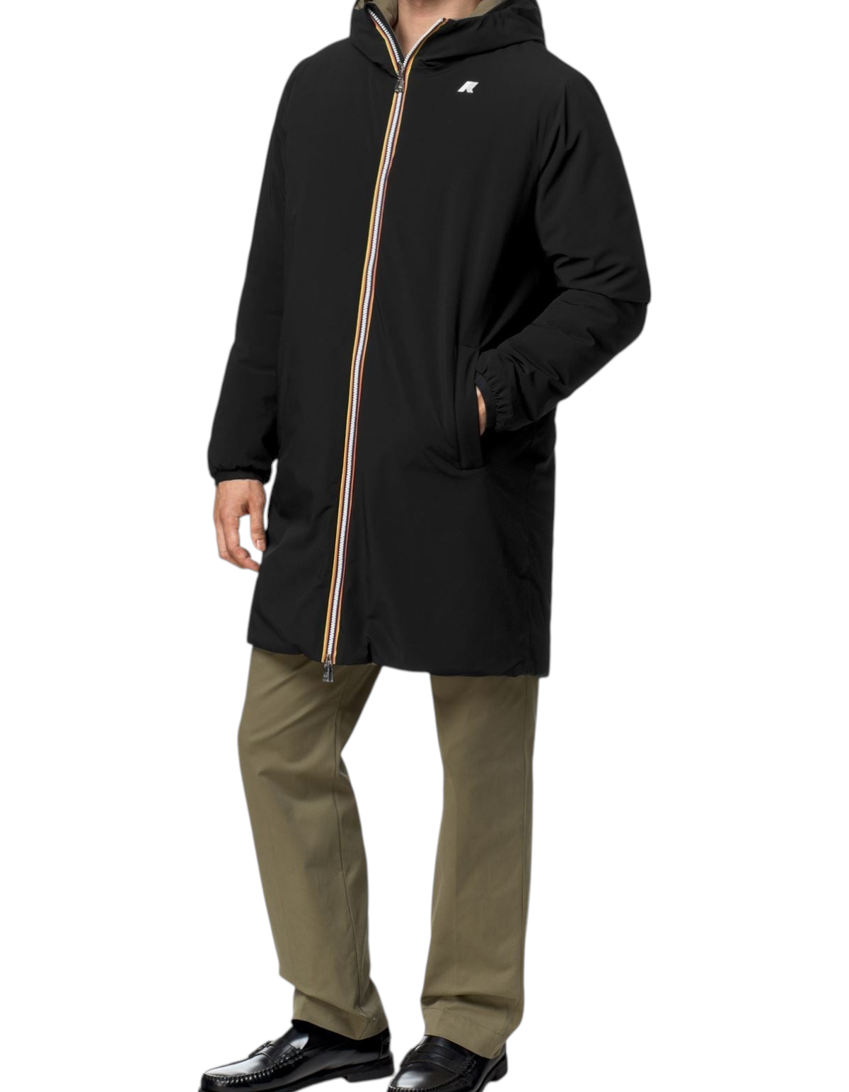 Giacca reversibile K-Way Jacob ST Warm Double nera indossata da un modello con pantaloni verde militare DevidLabel