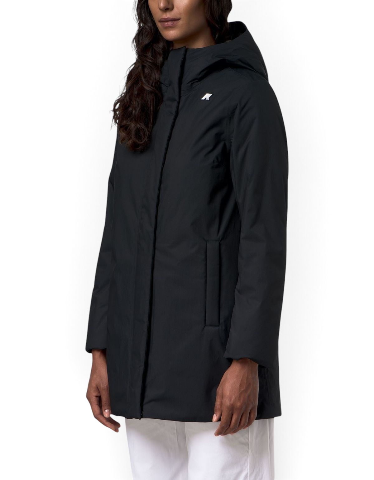 Modella indossa giacca K-Way Sophie Twill Soft Beaver nera con cappuccio, stile urbano invernale DevidLabel