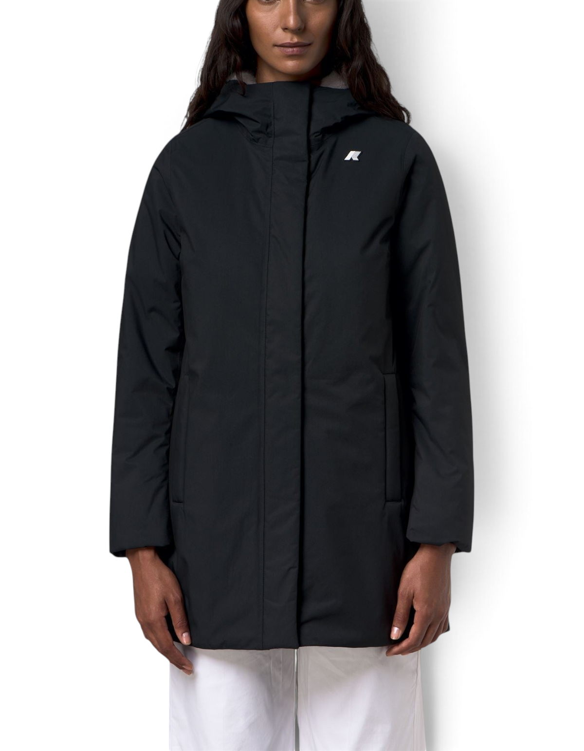 Giacca donna K-Way Sophie Twill Soft Beaver nera con cappuccio, indossata da una modella, stile urbano e funzionale.