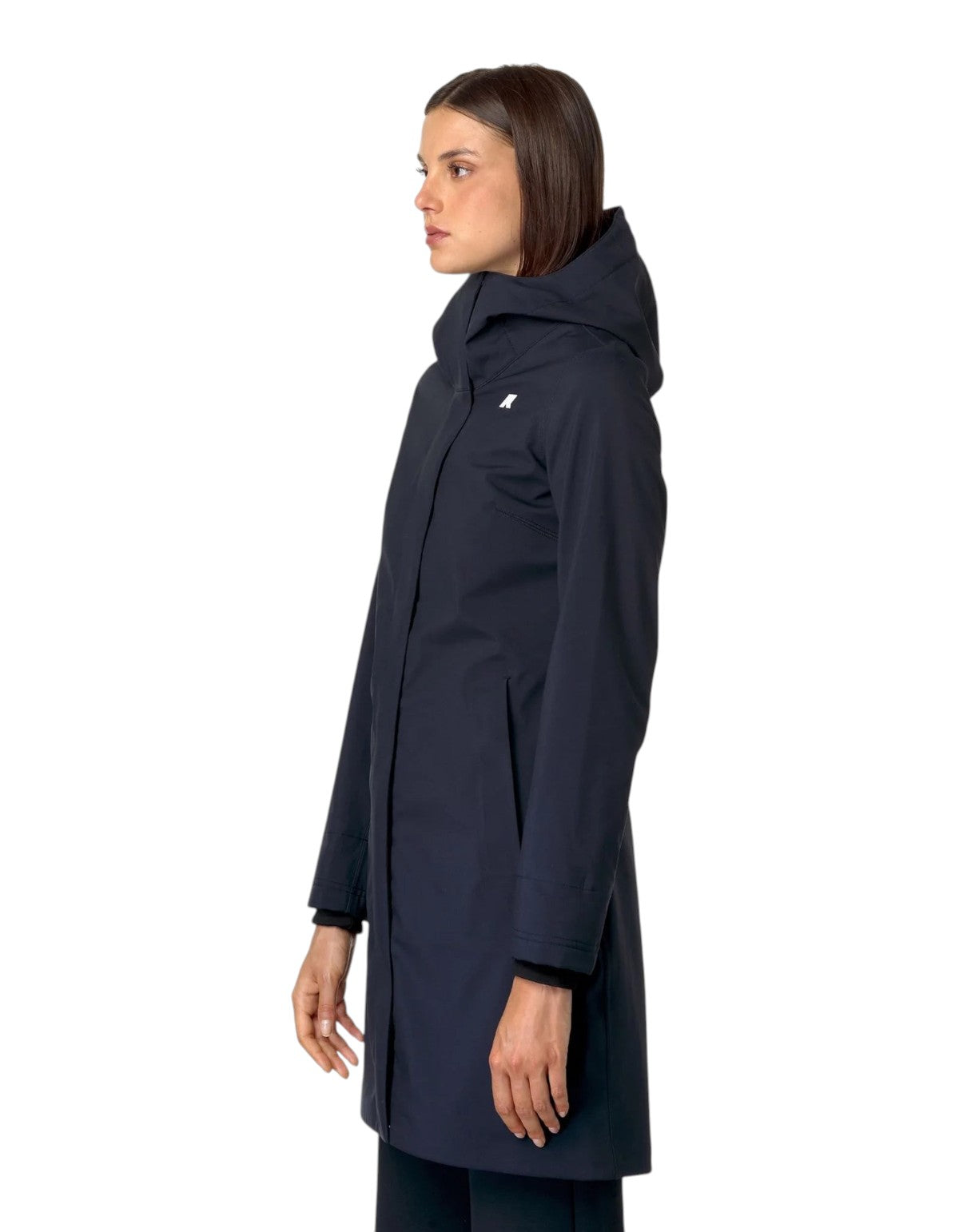 Modella indossa giacca K-Way Stephy Bonded blu scuro con cappuccio, stile tecnico urbano da DevidLabel