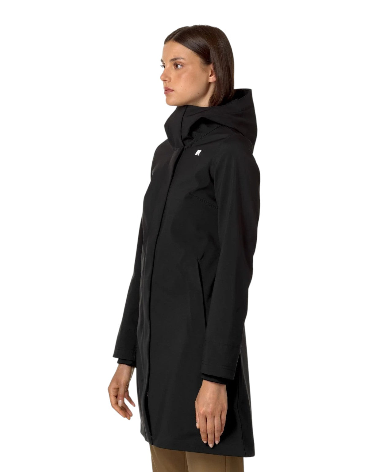 Modella indossa giacca K-Way Stephy Bonded nera con cappuccio, stile tecnico urbano, collezione DevidLabel.
