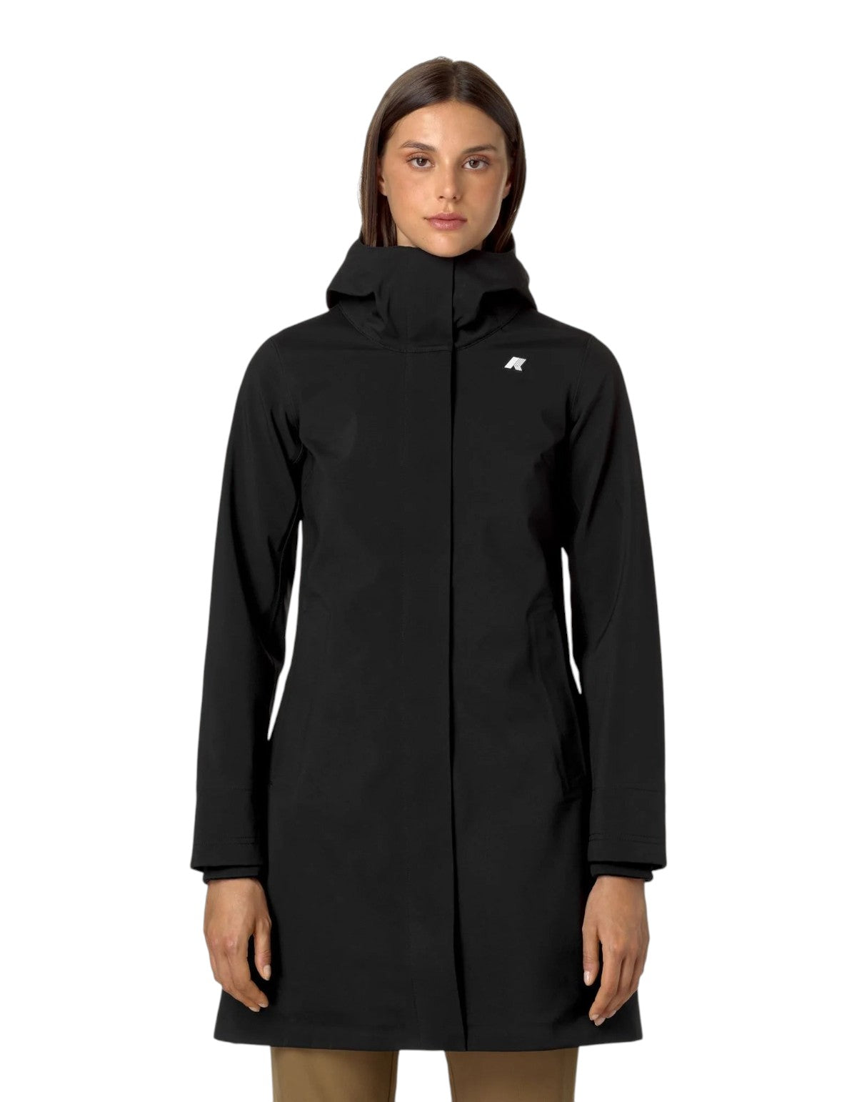 Modella indossa giacca K-Way Stephy Bonded nera con cappuccio, design tecnico urbano per DevidLabel
